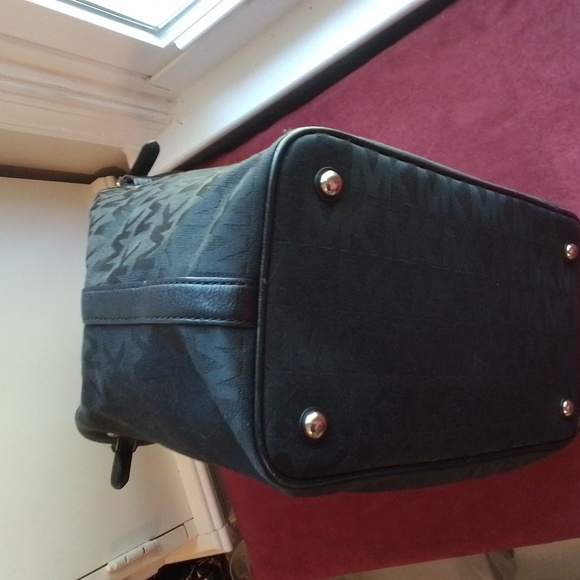 Michael Kors Signature Black Tote  🥰Excellent Condition - Picture 7 of 9